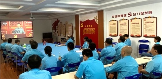 皖南電機(jī)黨委書記、副董事長管兵正在與公司黨員干部一起集中收看大會直播